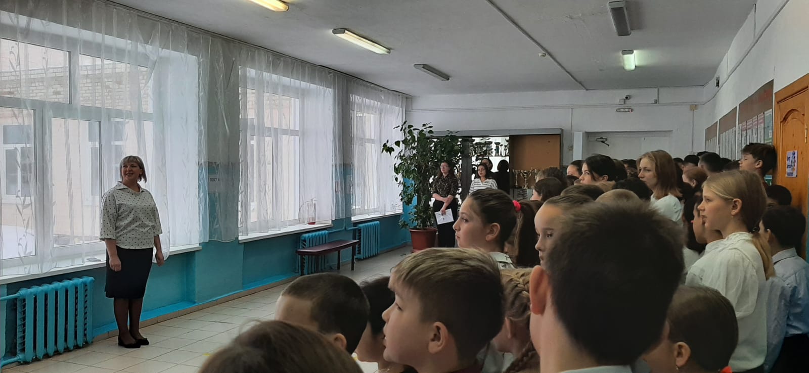 Поднятие флага, исполнение гимна РФ. Разговоры о важном.
