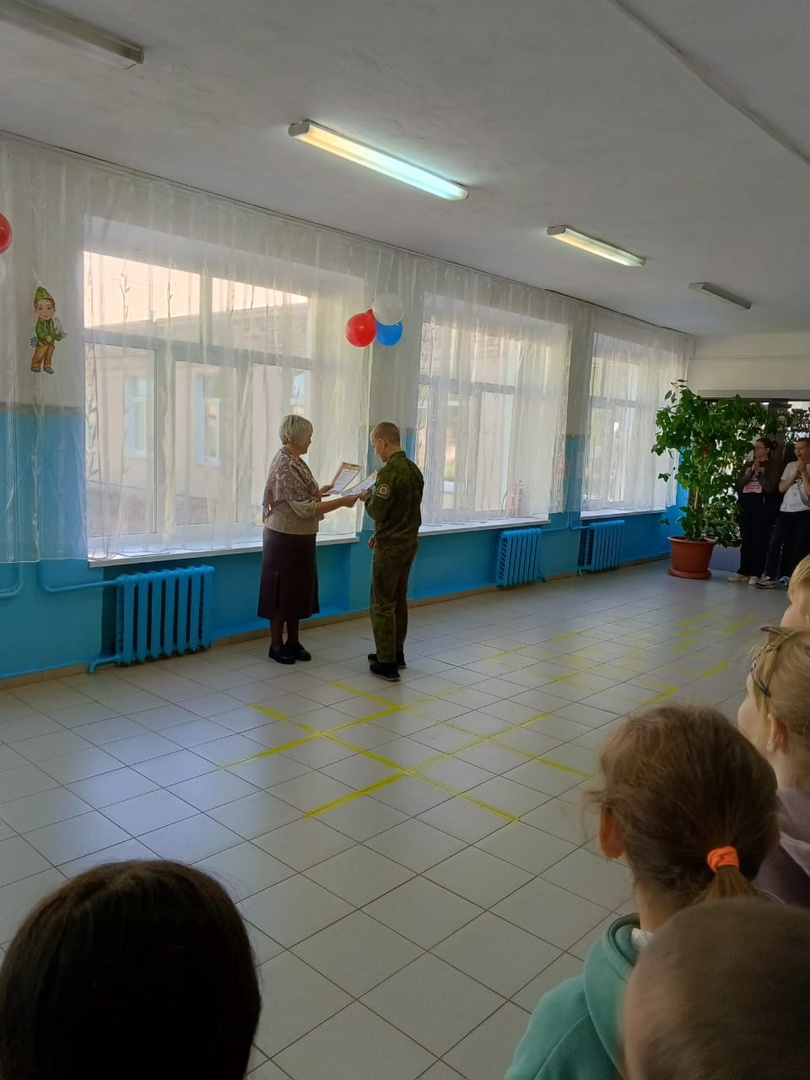 Поднятие флага, исполнение гимна РФ. Разговоры о важном.