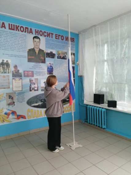 Поднятие флага, исполнение гимна РФ. Разговоры о важном.